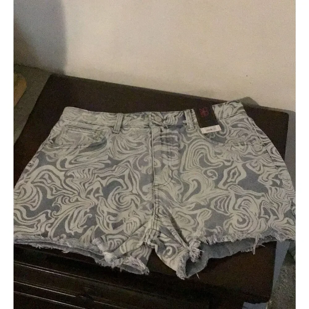 NWT~No Boundaries Paisley Swirl Design Distressed Denim Shorts Sz 11